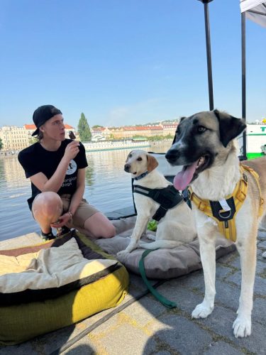 Bylo dost horko, takže všichni členové týmu se museli pravidelně občerstvovat.